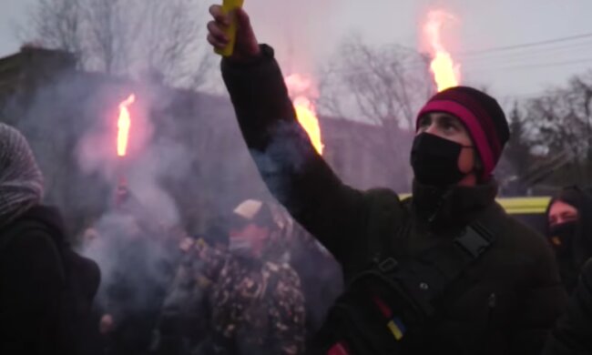 Киев дрожит: люди с факелами вышли против властей. Это просто так не закончится