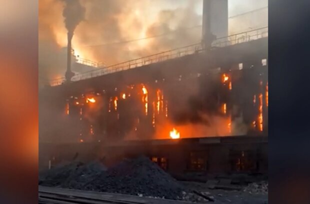 Исторической пожар в России: сожгли огромный комбинат известнейшего олигарха. Видео