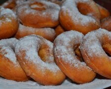 Дети будут требовать добавки: как дома приготовить пышные пончики в масле