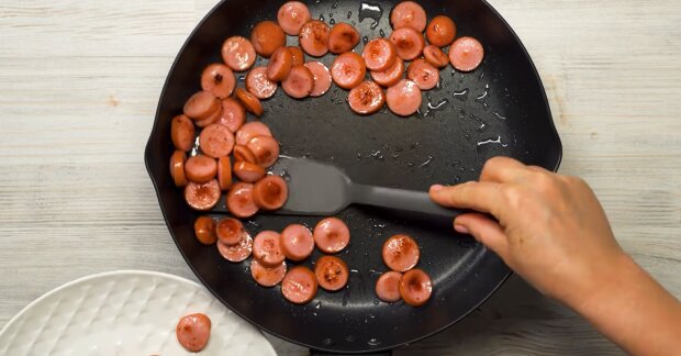 Рецепт нежной закусочной колбасы, которая тушится в яблочном соке. Фото: YouTube