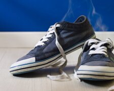 Простий спосіб, який допоможе позбутися неприємного запаху тапочок та іншого взуття