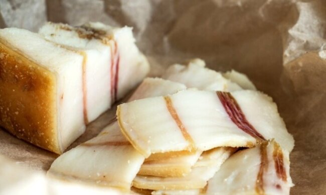 Не надумайте його викидати: як врятувати сало, якщо воно вже почало жовтіти