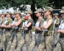 Хоч не у валянках: українським жінкам-
військовослужбовцям купили для параду туфлі на шпильках