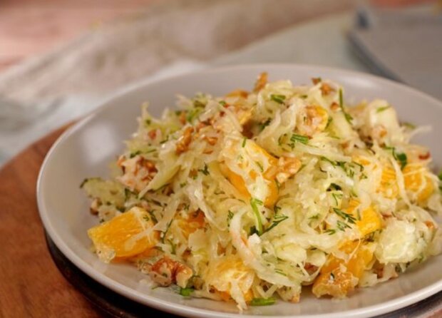 Його називають "Монастирський": рецепт салату з квашеної капусти з апельсином та волоським горіхом