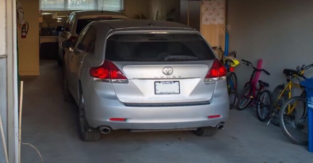 Авто в гараже: скрин с видео