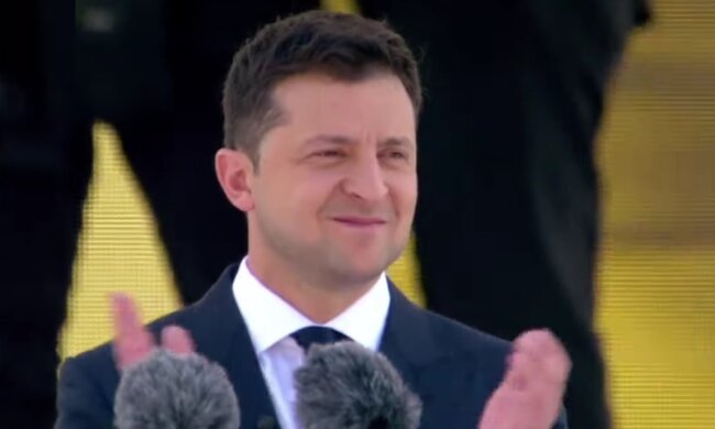 Смеялся даже Порошенко. Зеленский феерически потроллил Януковича на праздничном параде на Майдане. Видео