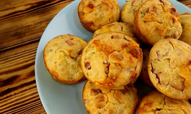 Рецепт необычных маффионов с крабовыми палочками, кукурузой и сыром. Фото: YouTube