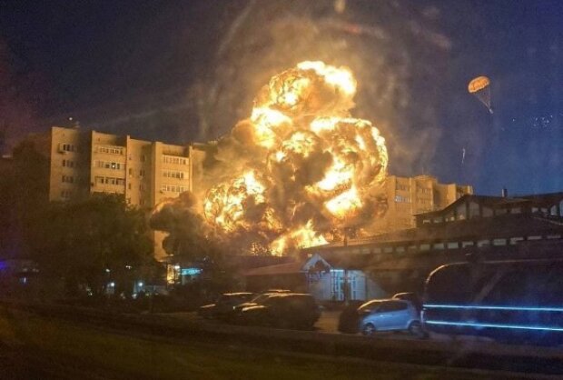 В России боевой самолет упал прямо на жилые многоэтажки. Мощное пламя, дома выгорают изнутри. Видео