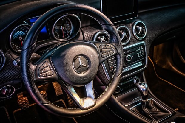 Mercedes. Изображение Peter H с сайта Pixabay