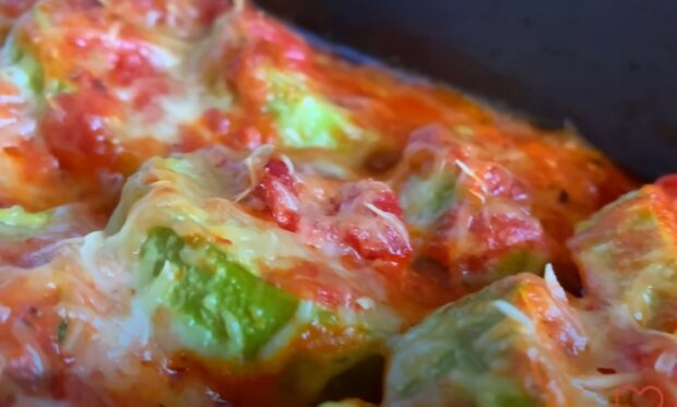Перед цією стравою важко встояти: рецепт молодих кабачків, запечених у вершково-томатному соусі із сиром