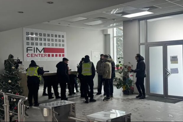 У Києві викрили масштабний шахрайський кол-центр із сотнями іноземців: "охоронці" напали на журналістів (оновлено)