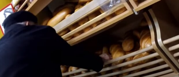 Хліб в магазині. Фото: скріншот YouTubе