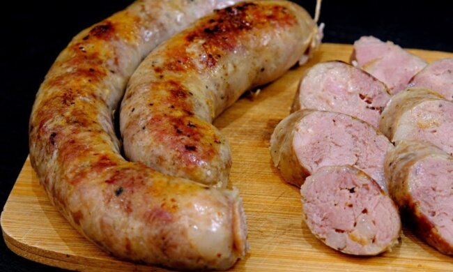 Этим рецептом вы будете долго хвастаться: как приготовить настоящую домашнюю колбасу из рубленого мяса и сала