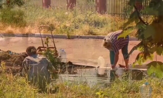 Люди чекають дощу, щоб набрати воду з калюж. Як живе Маріуполь