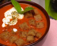 Рецепт сытного восточного томатного супа с мясным фаршем и яблоком. Фото: YouTube