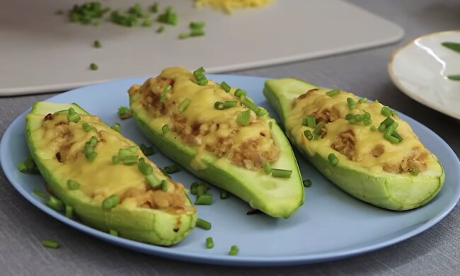 Човники з молодих кабачків з куркою та сиром. Фото: YouTube