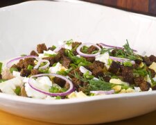 Від такої смакоти ніхто не відмовиться: рецепт салату з крабових паличок та печінки тріски