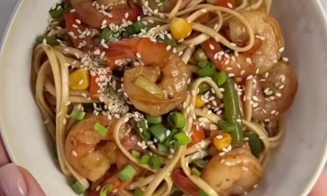 Лапша с овощами и креветками, кадр из видео