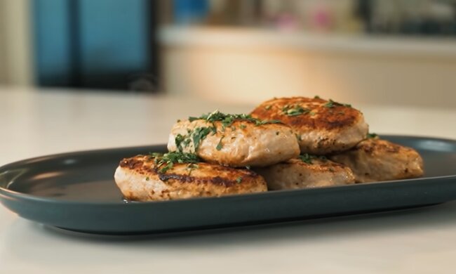 Рецепт сытных картофельных зраз с баклажанами. Фото: YouTube