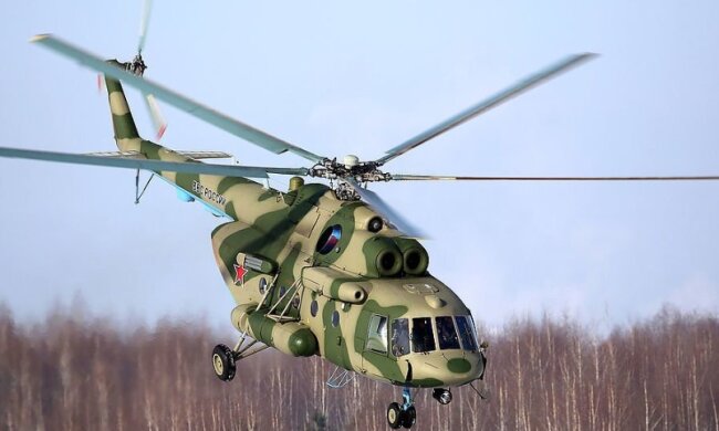 Над москвою терміново підняли військові гелікоптери. Люди у паніці знімають відео