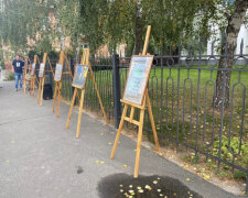 Выставка-протест: украинцы выставили под судом фотографии с надписями в поддержку репрессированных патриотов