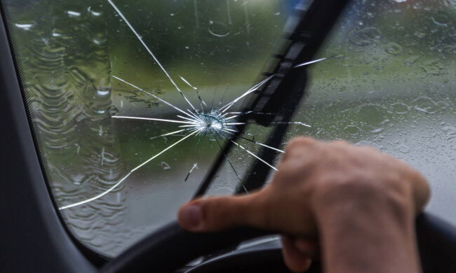 Трещина на лобовом стекле, фото: youtube.com