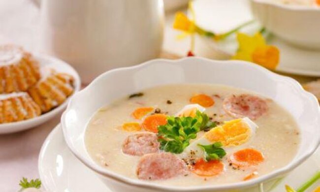 Рецепт ситного та ніжного білого борщу з ковбасками та вершками по-польськи