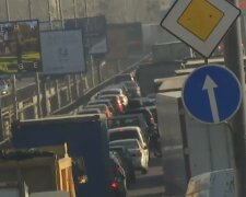 Водіїв попередили: найбільший міст у Києві закривають для звичайних машин