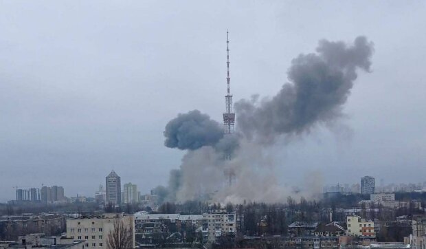Срочно! Мощный обстрел главной телебашни Киева! Видео
