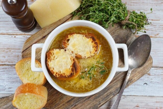 И вкусно, и полезно: рецепт аппетитного лукового супа, который поможет сбросить лишний вес