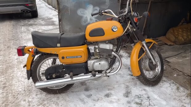 30 лет стоял в пыли: в заброшенном сарае нашли новенький советский мотоцикл Восход-3М