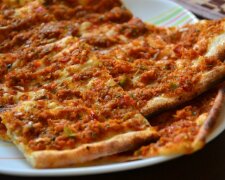 Краще, ніж піца та пироги: рецепт коржиків з фаршем та помідорами по-вірменськи