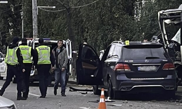 Люди кричали: в Киеве Mercedes протаранил маршрутку, ее аж выбросило на тротуар. Фото