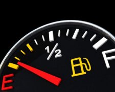 Будьте готовы к остановке: сколько можно проехать, если в машине загорелась лампочка уровня топлива