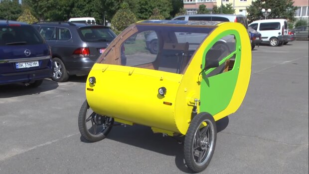 Инженерное чудо. Украинец создал необычное авто с велосипедным рулем. Фото