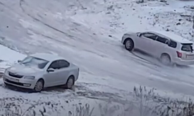 Машини взимку: скрін з відео