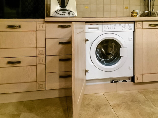 Это очень большая ошибка: по какой причине стиральную машинку лучше не ставить на кухне