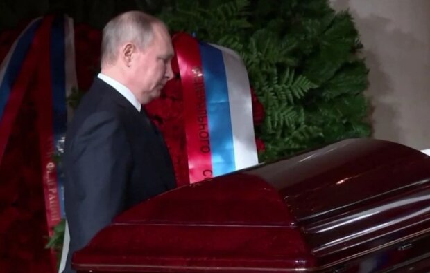 Владимир Путин у гроба, фото: youtube.com