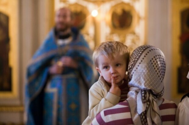 Священник УПЦ розповів, що робити, якщо дитина не може довго стояти у храмі