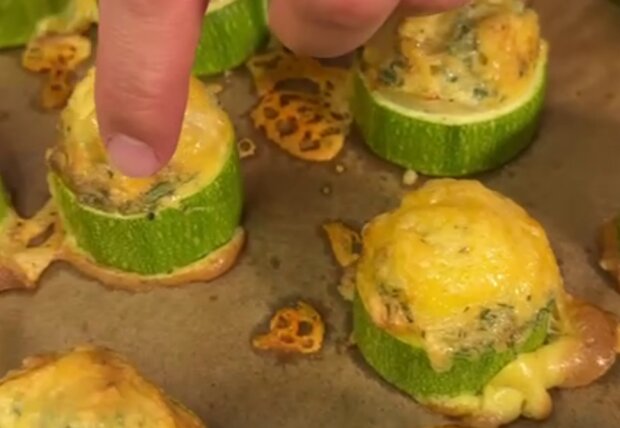 Запечённые кабачки с яйцом и сыром, кадр из видео