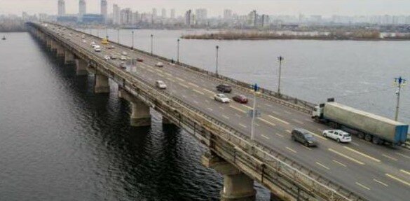 Мост Патона может рухнуть в любую минуту: дорожники срочно обратились к киевлянам. Все слишком опасно