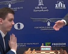 Найкраще без цього: відомий польський шахіст відмовився потиснути руку росіянину на Чемпіонаті світу. Відео