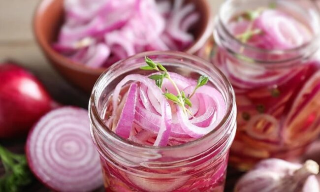 Від цього запаху ви облизуватиметеся: рецепт соковитої та солодкої маринованої червоної цибулі