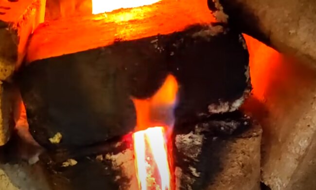 Дрова та вугілля: скрін з відео