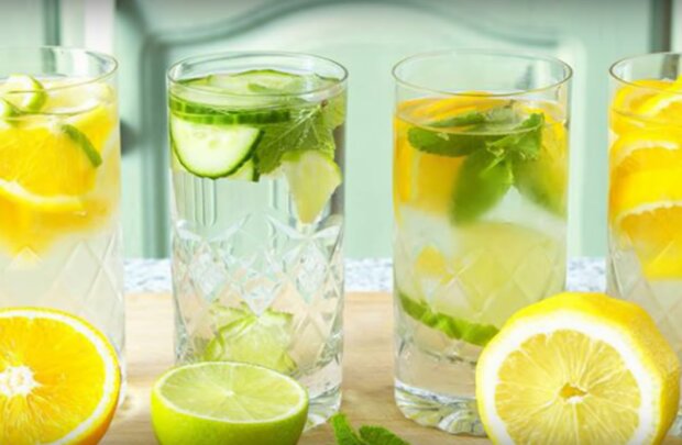 Специалисты рассказали, полезно ли пить воду с лимоном натощак