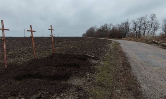 Вистачить на всіх: українці викопали могили для російських військових і приготували хрести. Фото