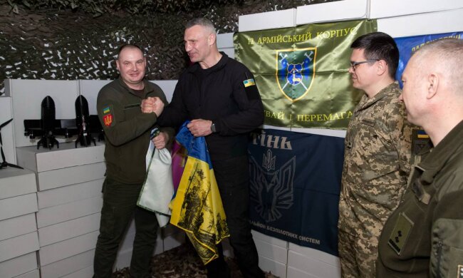 Кличко передав від громади столиці допомогу 12 корпусу: 3000 дронів на оптоволокні, «антишахедних» та інших