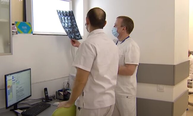 Медики. Фото: YouTube, скрін