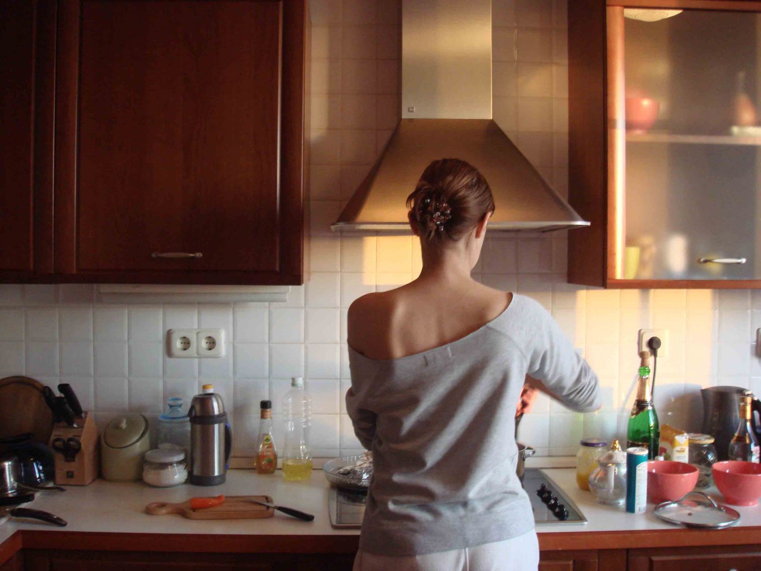 Ходит дома полуголая. Женщина на кухне. Женщина на кухне со спины. Фотосессия на кухне. Девушка на кухне со спины.