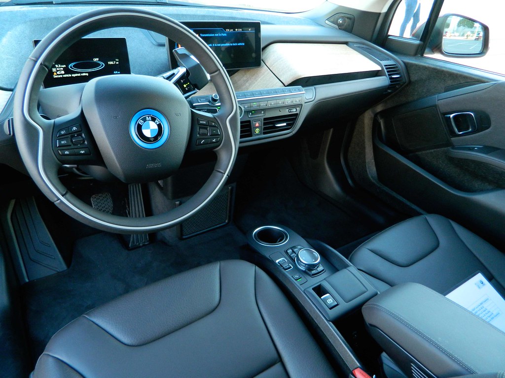 I 4. BMW i4 Interior. BMW i4 салон. BMW i4 exdrive40. Машина БМВ i4 салон.